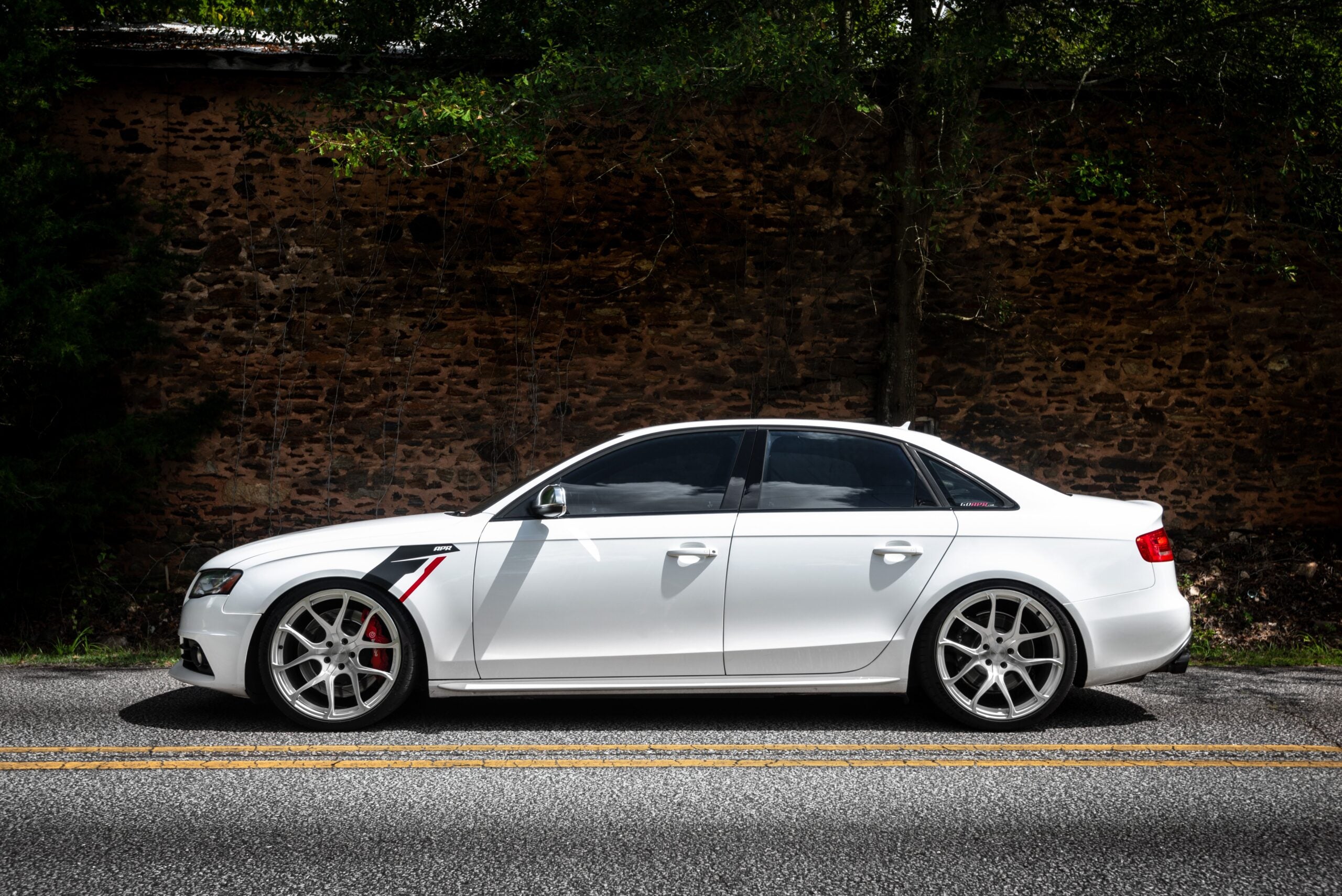 APR – Adesivi per parafanghi Sidegrounds in nero, argento o rosso