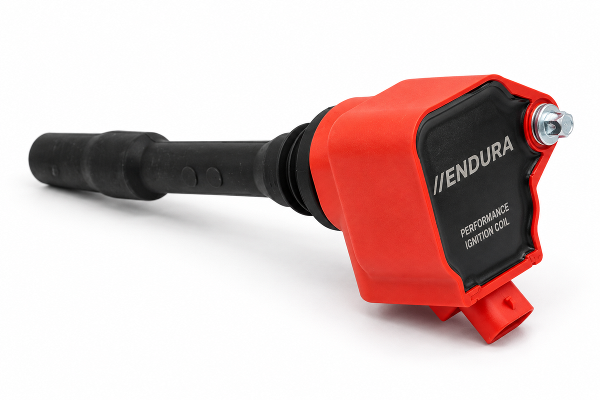 Detail van een rode Endura Performance bobine voor BMW B48 en Mini Cooper S F5x, met zwarte behuizing, aansluitstekker en montagebout