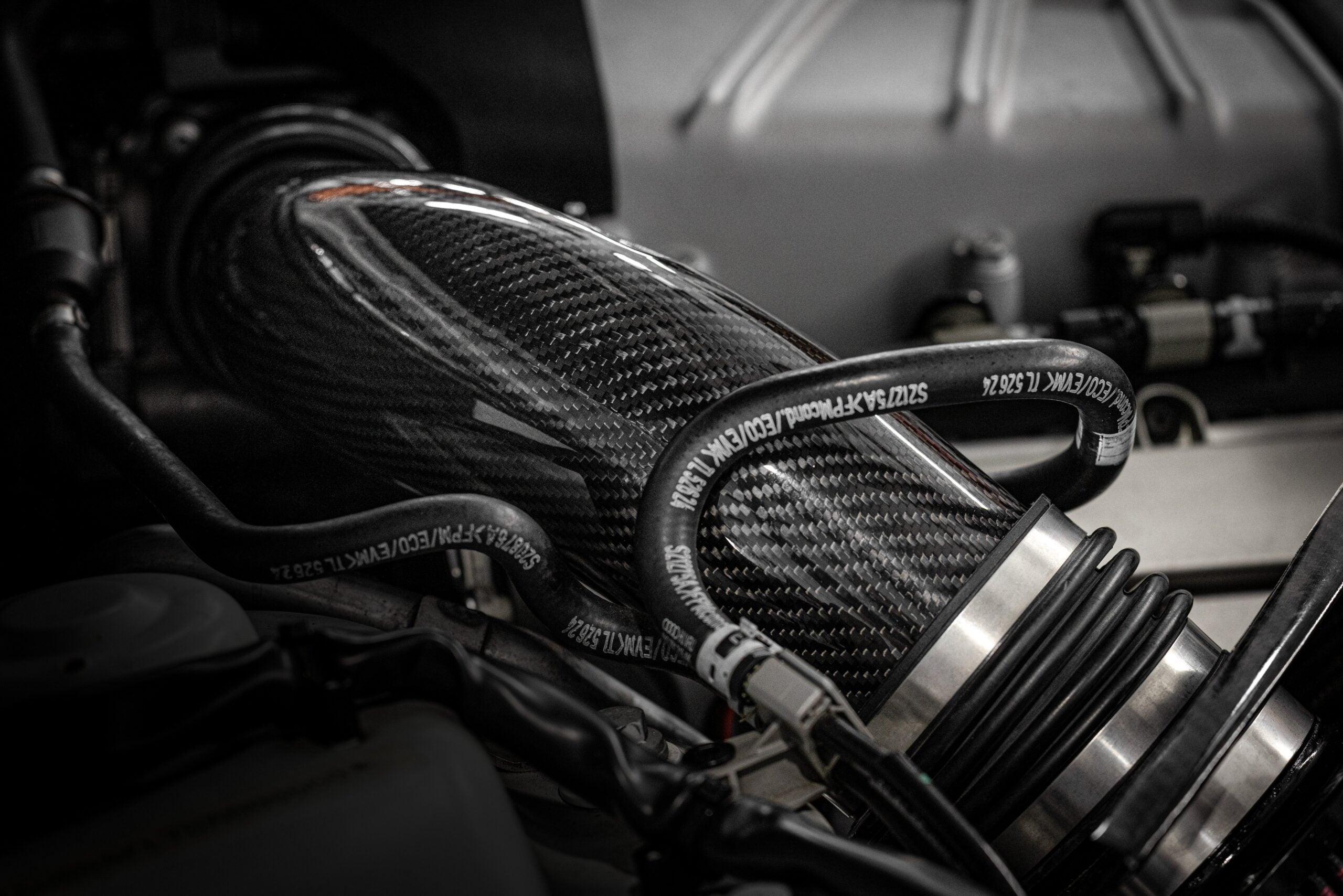 APR – Carbon Fiber Luchtinlaatbuis voor Audi S4 B8 / S5 8T 3.0 TFSI