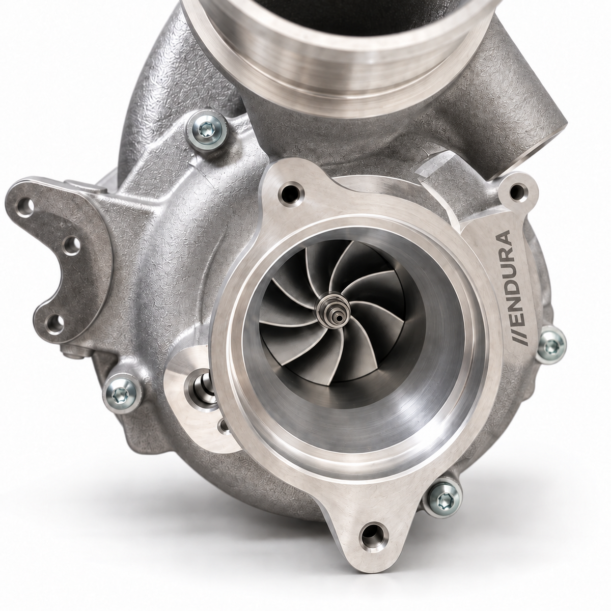 Close-up van het compressorwiel en het in aluminium gegraveerde ENDURA-logo op de G25-660 turbo
