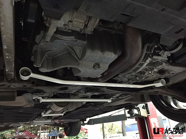 Ultra Voorste onderste verstevigingsbeugel Mercedes A45 AMG W176