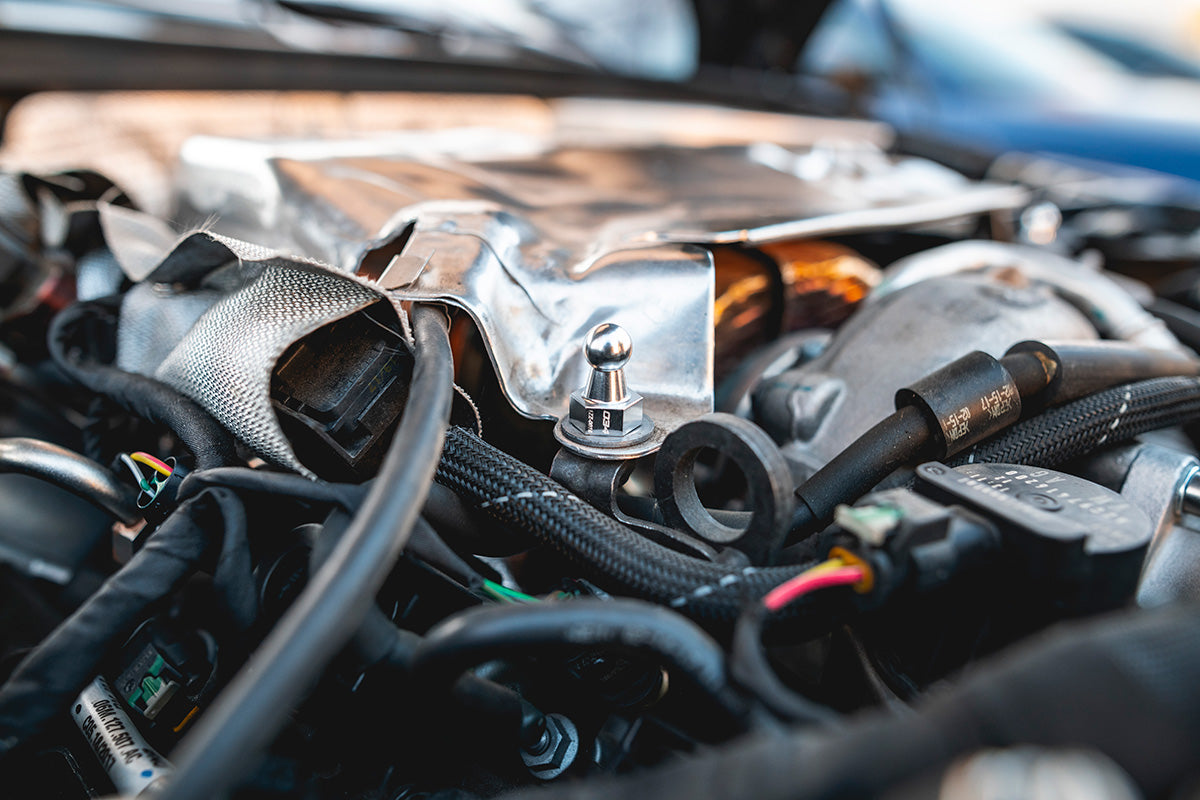 034Motorsport – Zestaw szpilek dystansowych pokrywy silnika – Audi S4 / S5 / RS5 / SQ5 B9 / B9.5 / A6 / A7 C8