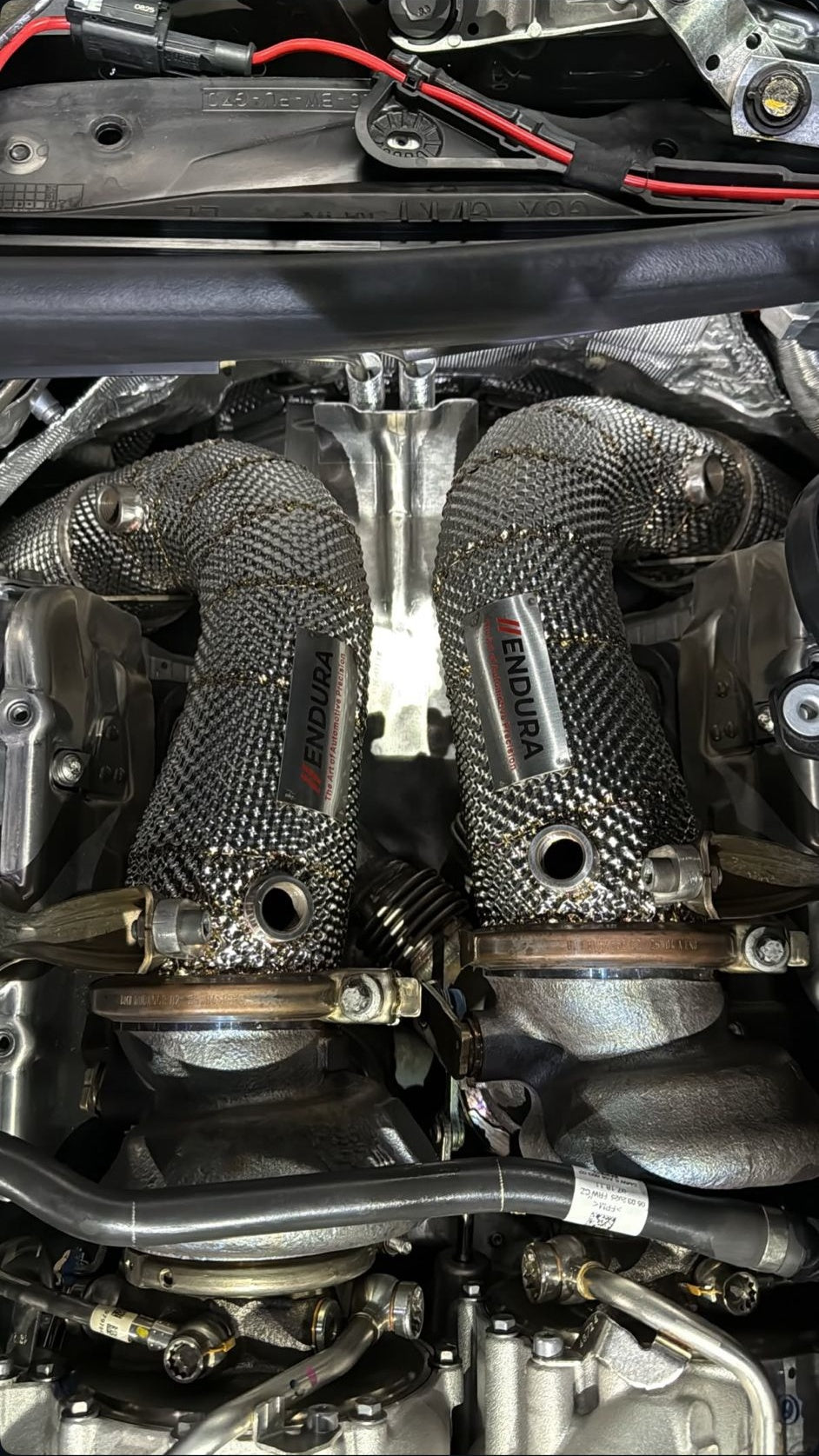 Tuyaux d'échappement Endura avec écran thermique montés sur un moteur BMW M5 F90 S63 4.4 V8