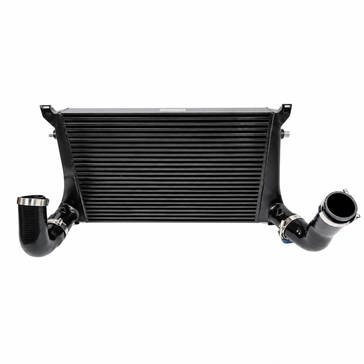 Endura zwarte MQB-intercooler met twee aangesloten siliconen slangen en metalen slangklemmen