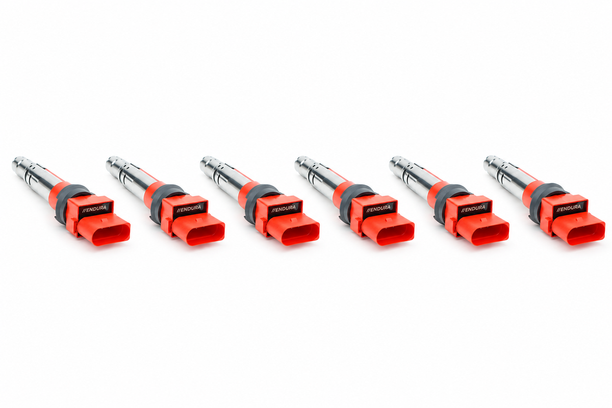 Set van zes rode Endura Performance bobines voor VW Golf R32 en Audi A3 en TT 3.2, naast elkaar op witte achtergrond