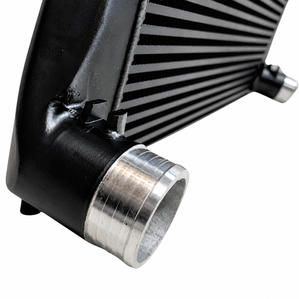 Detail van Endura intercooler met aluminium slangaansluiting, lasnaden en bevestigingspunten