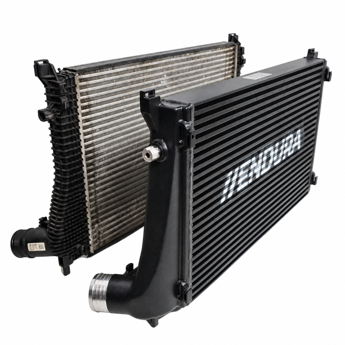 Endura intercooler naast de originele intercooler voor Golf 7/7.5 R, vergelijking van formaat en aansluitingen